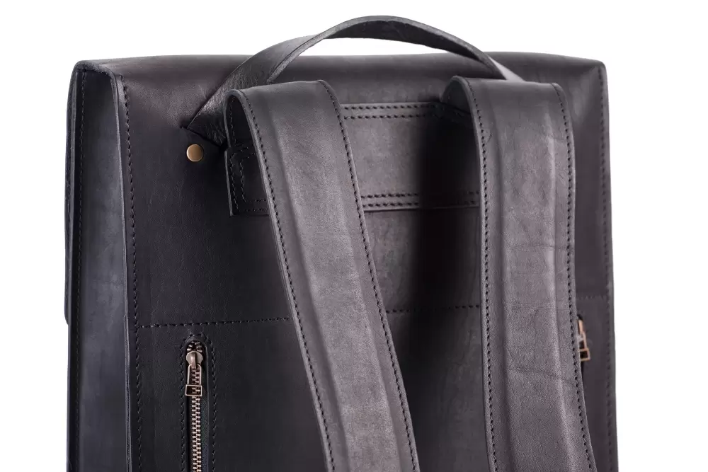 Кожаный рюкзак вид сзади черного цвета