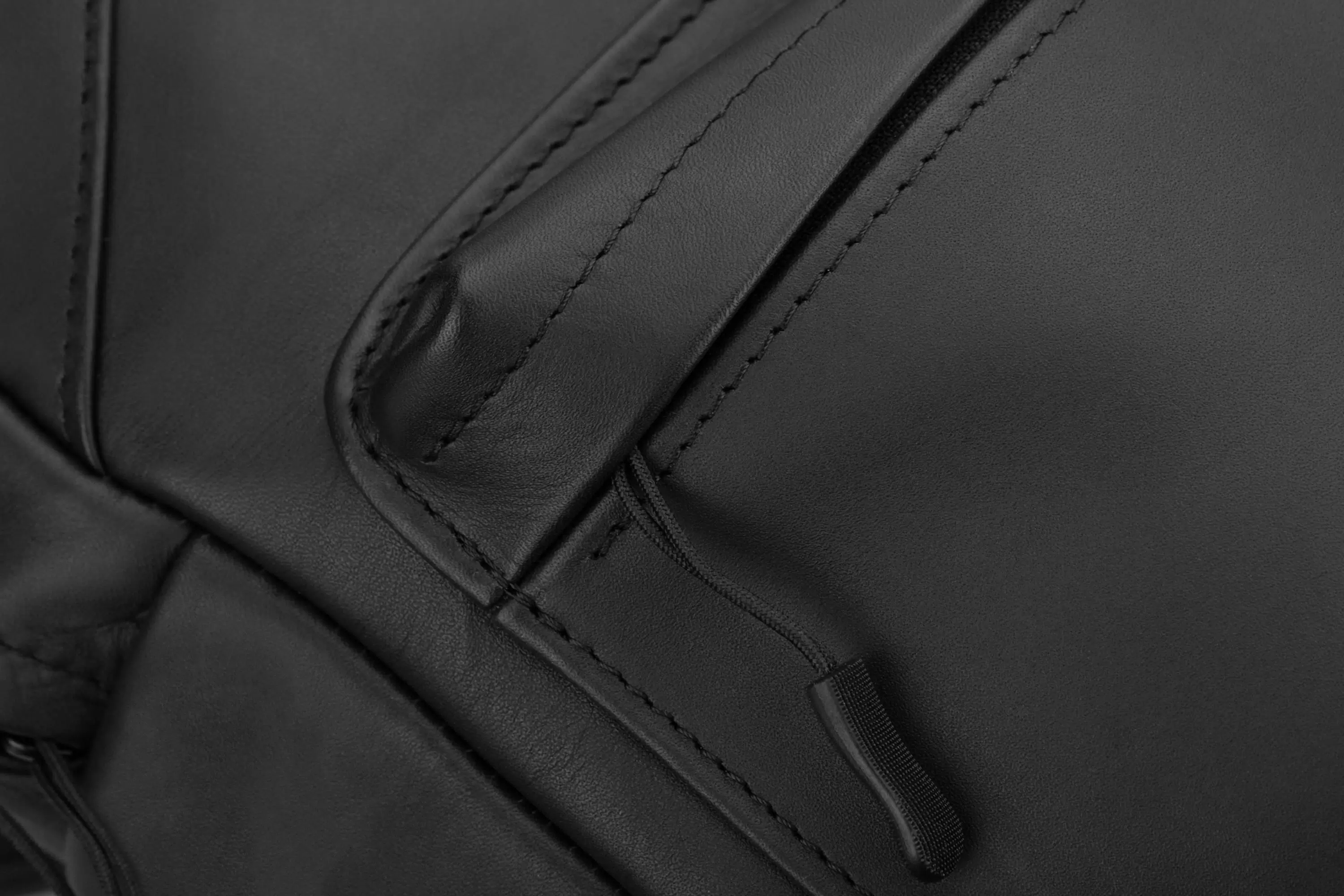 кожаный карман на рюкзаке