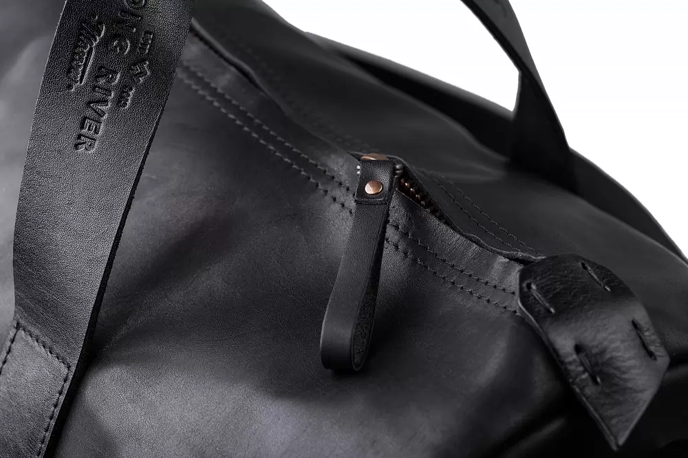 Кожаная дорожная сумка "Вента" черного цвета вид на молнию