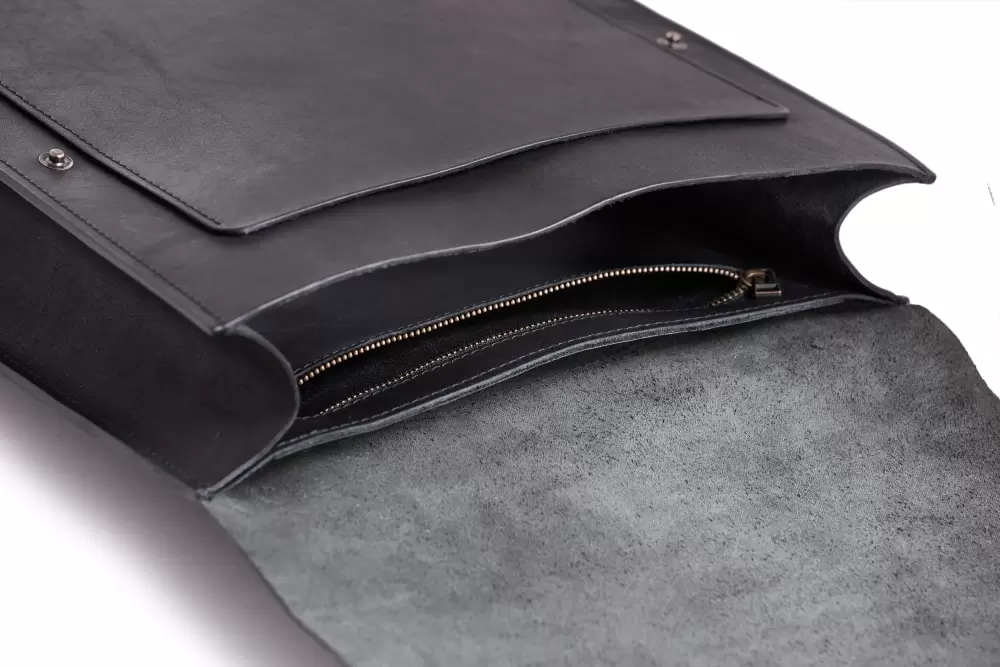 Вид изнутри черный кожаный рюкзак
