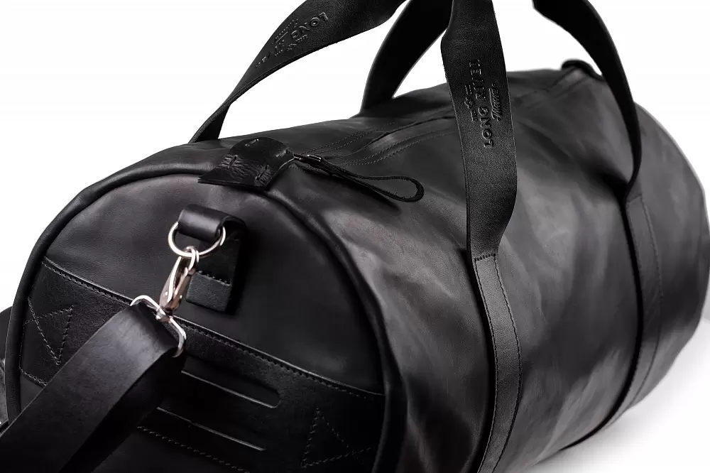 Кожаная дорожная сумка "Вента" черного цвета вид на карабин